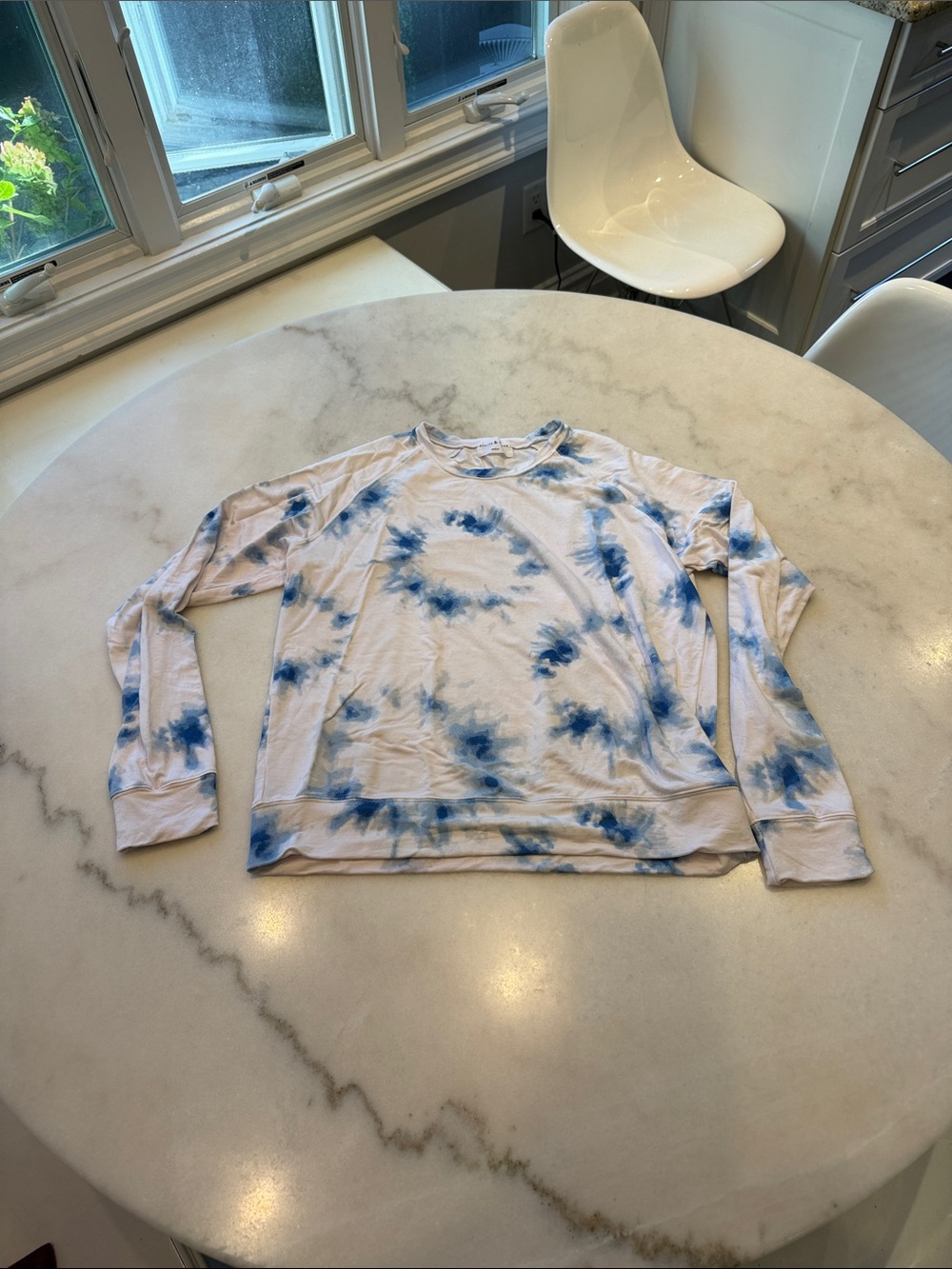 STRIPE AND STARE Women's Blue Tie-Dye Crewneck Sweatshirt
